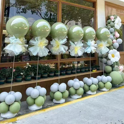 牛油果绿气球立柱路引场景布置