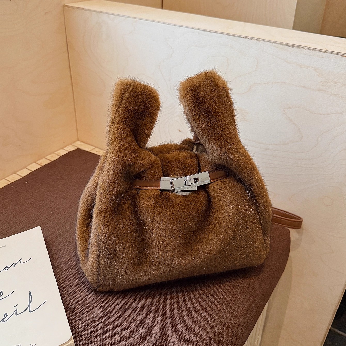 秋冬毛绒绒水桶包女单肩斜挎包