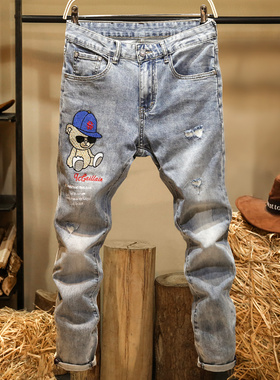 高端图案刺绣牛仔裤男士弹力修身小脚裤浅蓝色潮牌破洞百搭长裤子