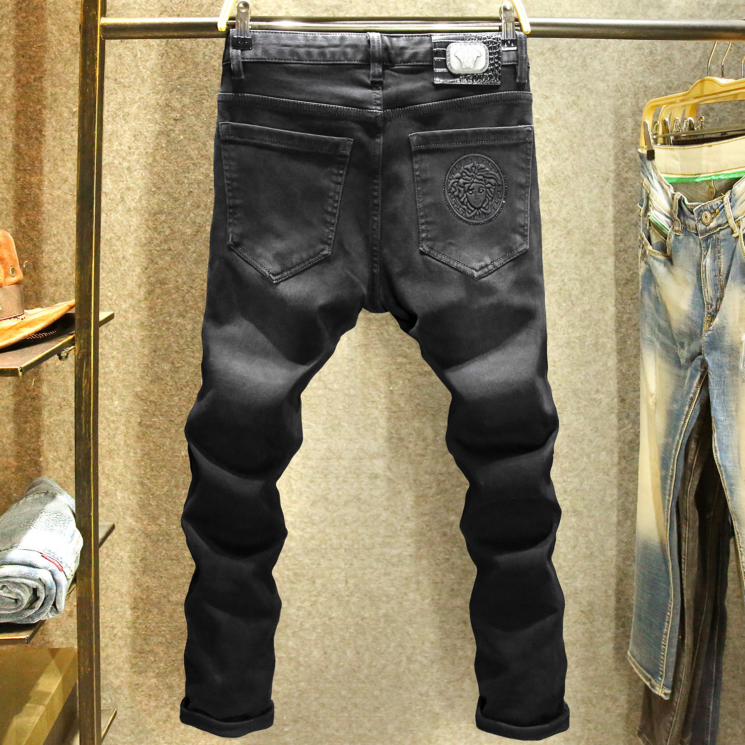 秋冬款黑色牛仔裤男潮牌修身小脚裤潮流时尚后袋立体压花男士裤子