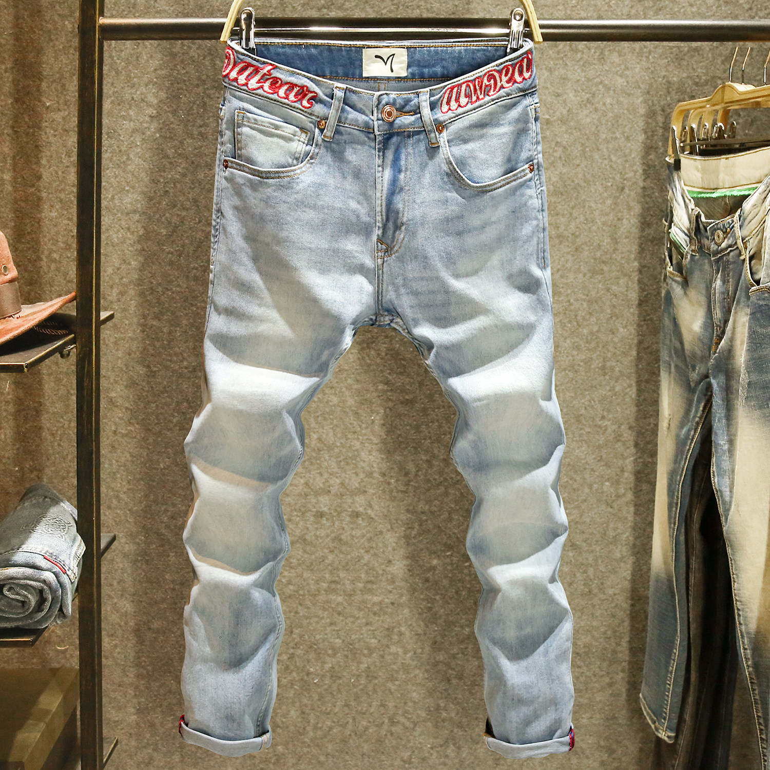 浅蓝色夏季牛仔裤男高端水洗修身小脚裤潮牌个性腰头刺绣裤子薄款