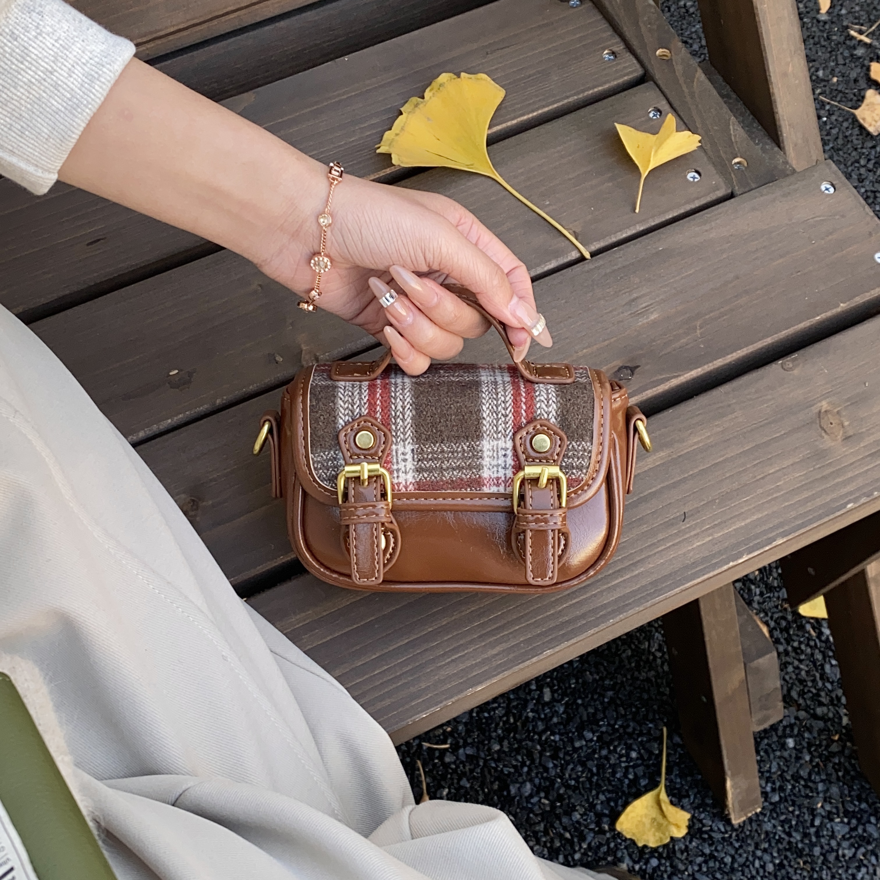 秋冬复古英伦风迷你邮差包2025棕格纹手提包时尚斜挎小包单肩包