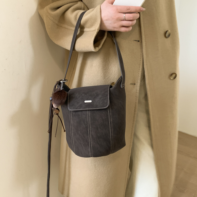 时尚复古磨砂小包包2025新款洋气车缝线斜挎包超火小众单肩水桶包