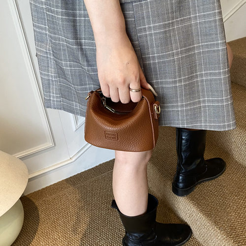 小众设计高级感潮流斜挎包女2025新款时尚简约水桶包手提零钱包包