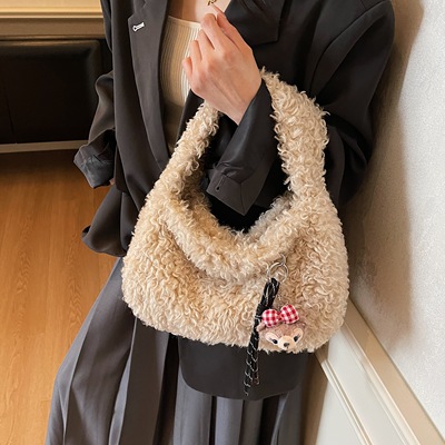 今年爆款手提包小拎包2025新款秋可爱小众设计羊羔毛毛绒斜挎包