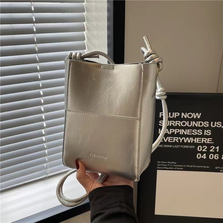 手机包迷你小包包女2025新款夏天高级感银色斜挎水桶包百搭单肩包