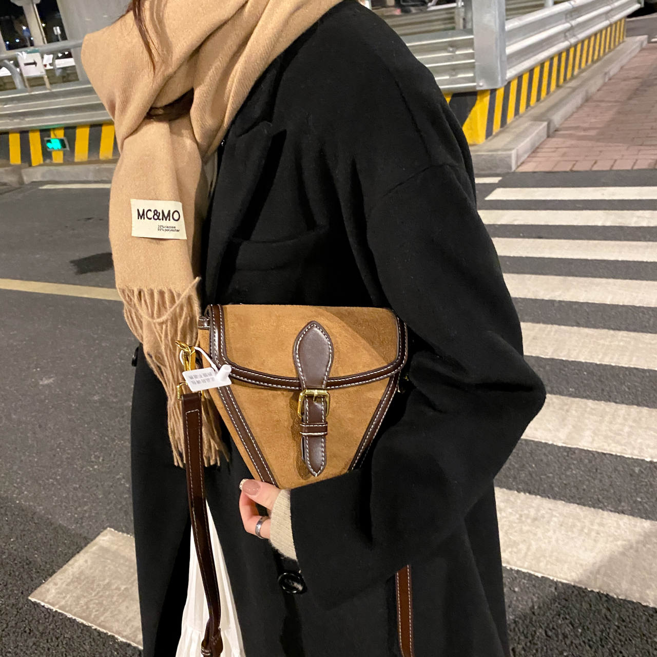 法式复古小众包包女2025秋冬季新款高级感休闲辣妹三角包斜挎小包