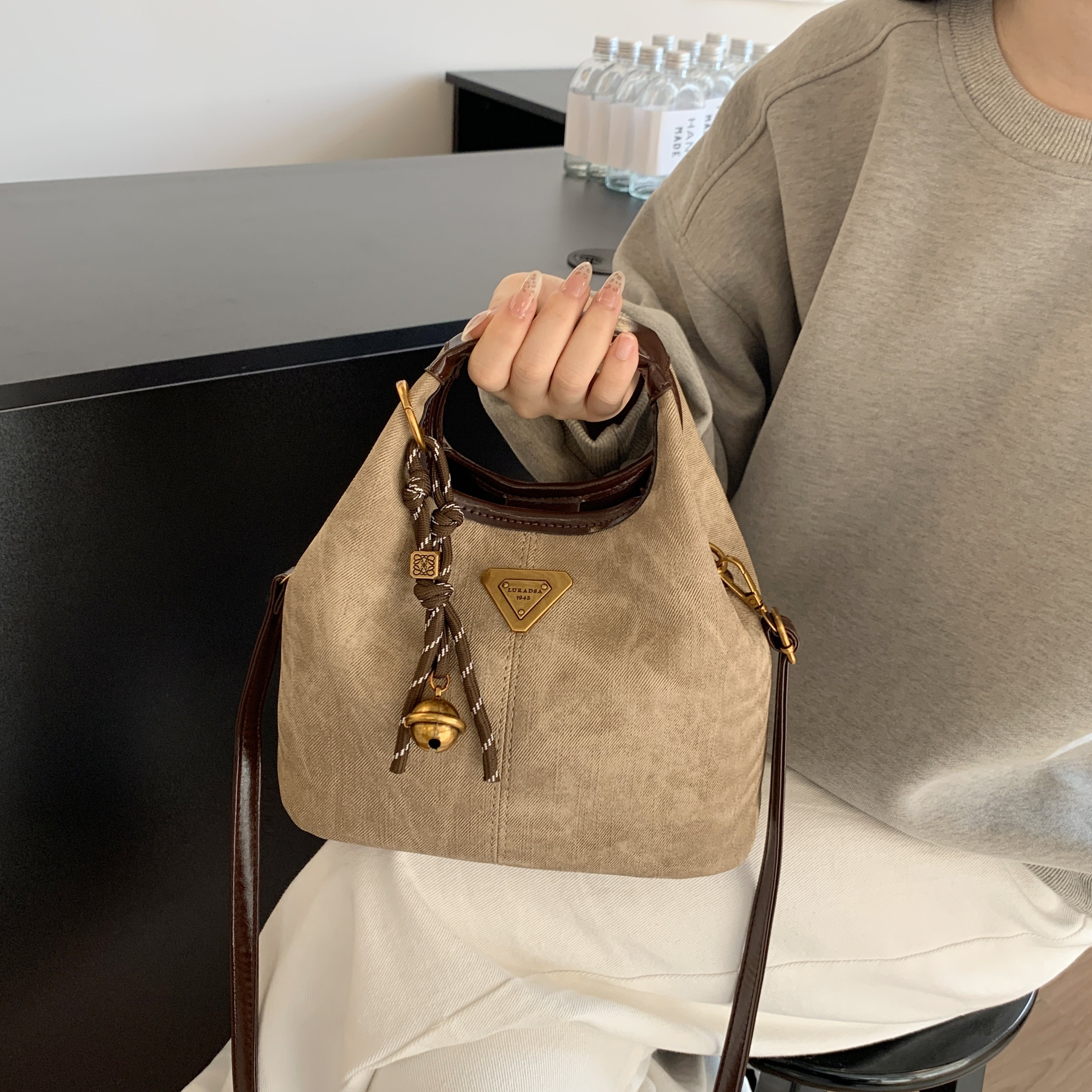 高级感斜挎包包女式2025新款秋冬爆款大容量复古油蜡皮通勤饺子包