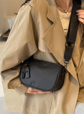 时尚波士顿包包女2024新款潮简约休闲百搭牛津布爆款宽肩带枕头包