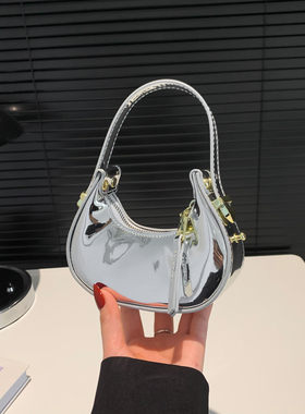 夏天夏季高级感小众斜挎包包女2026新款辣妹甜酷百搭单肩月牙包