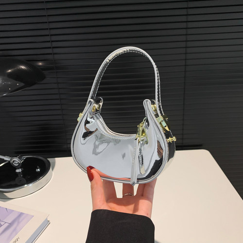 夏天夏季高级感小众斜挎包包女2024新款辣妹甜酷百搭单肩月牙包