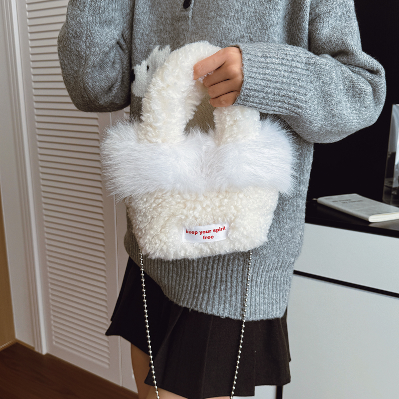 冬季毛茸茸包包女式2025新款小众设计手拎毛毛包高级感手提水桶包