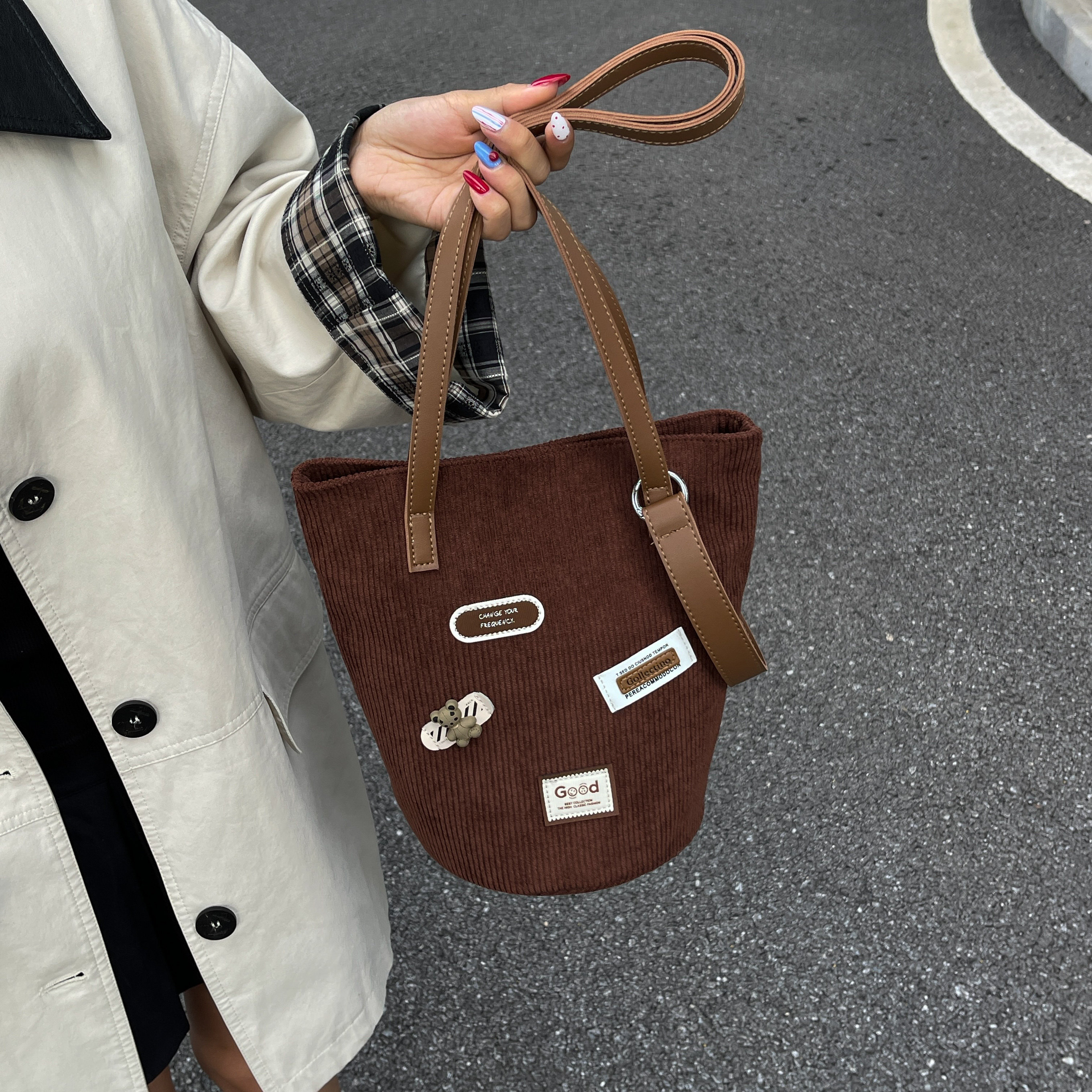 灯芯绒水桶包2025休闲女式简约气质百搭韩国新款小众设计单肩包