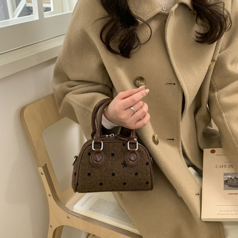 韩版小众设计波点时尚贝壳包2026女式简约气质单肩斜跨包精致洋气