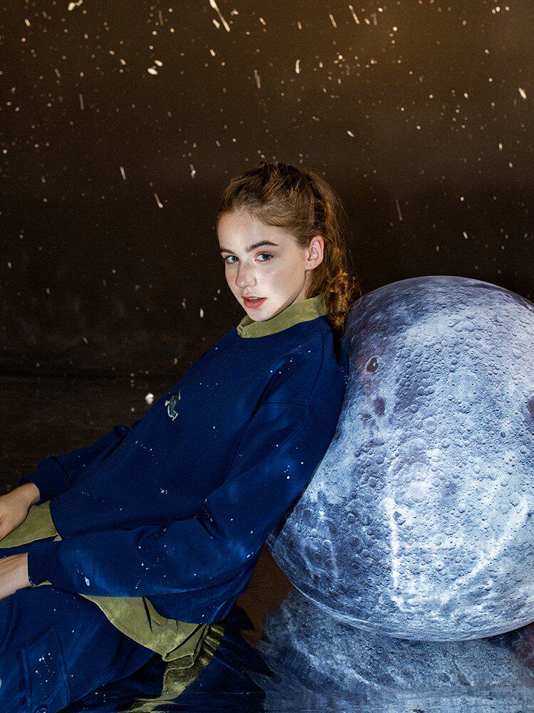 LOEN 插画师原创设计日系秋冬学生休闲星球喷点圆领套头卫衣女