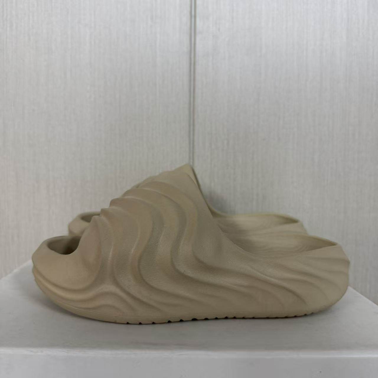 （瑕疵门店样鞋）李宁夏季款泡芙Slay女休闲凉拖鞋AZST006