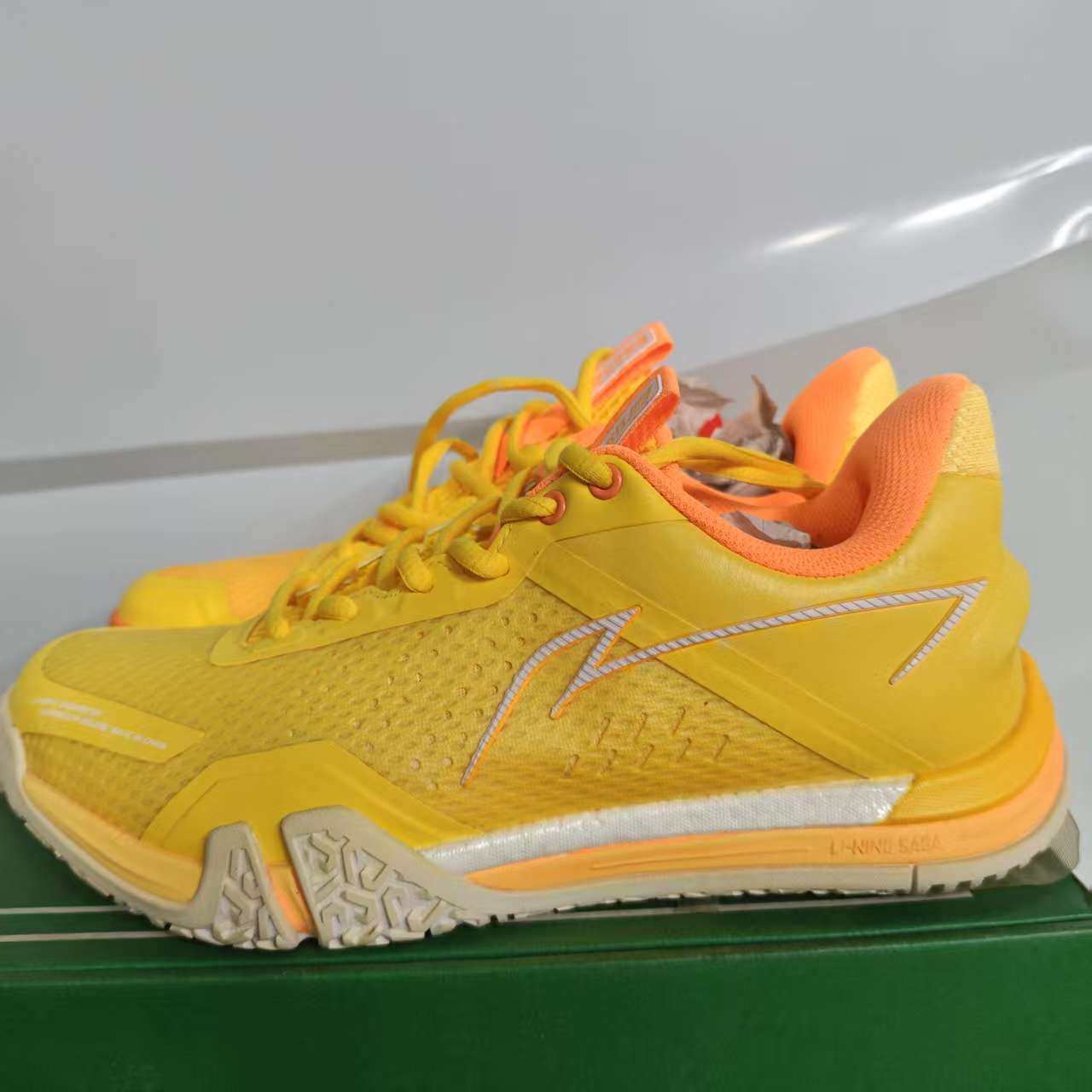 （瑕疵门店样鞋）李宁羽毛球鞋女款贴地飞行SE比赛运动鞋AYZR008