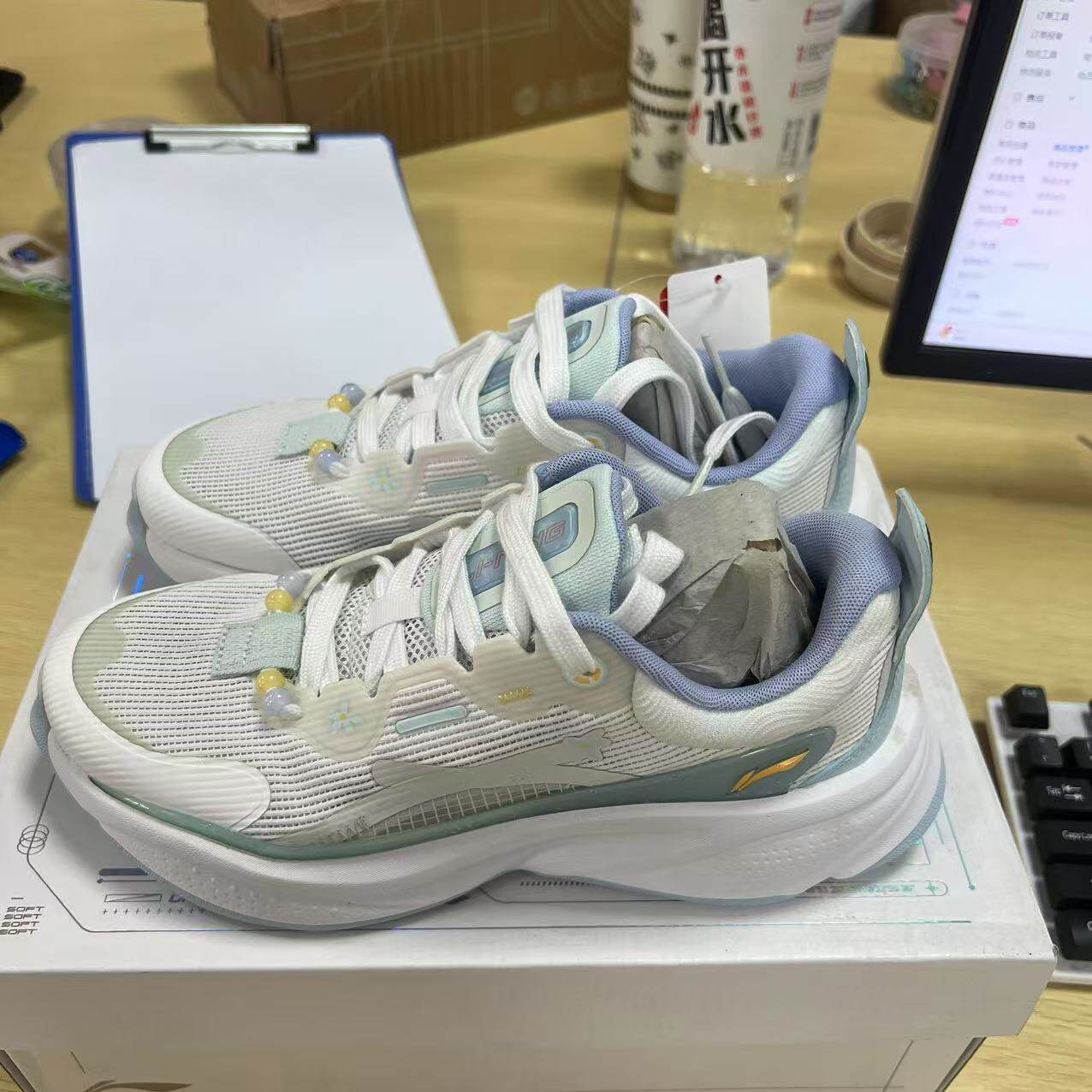 （瑕疵门店样鞋）中国李宁女士运动潮流减震透气跑步鞋AGLT052-4