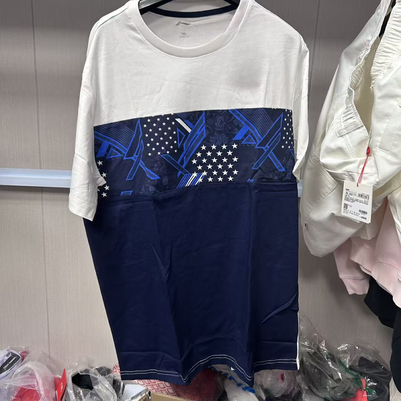 《购买前看详情B品》李宁夏季男款短袖运动时尚系列文化衫AHSN187