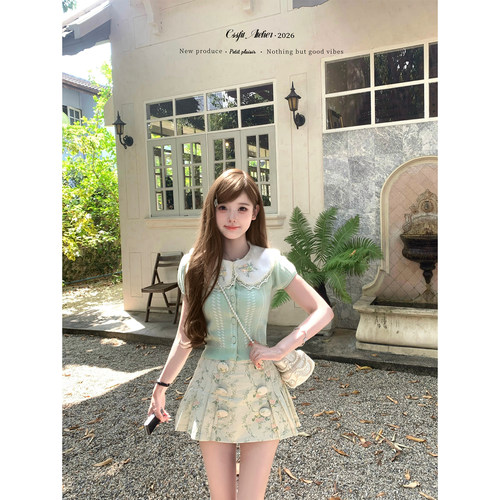 迟伞伞定染绿刺绣领针织上衣短裙