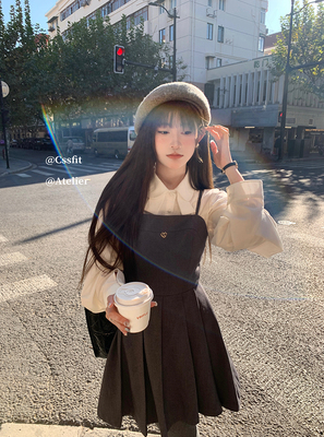 金属标百褶吊带连衣裙