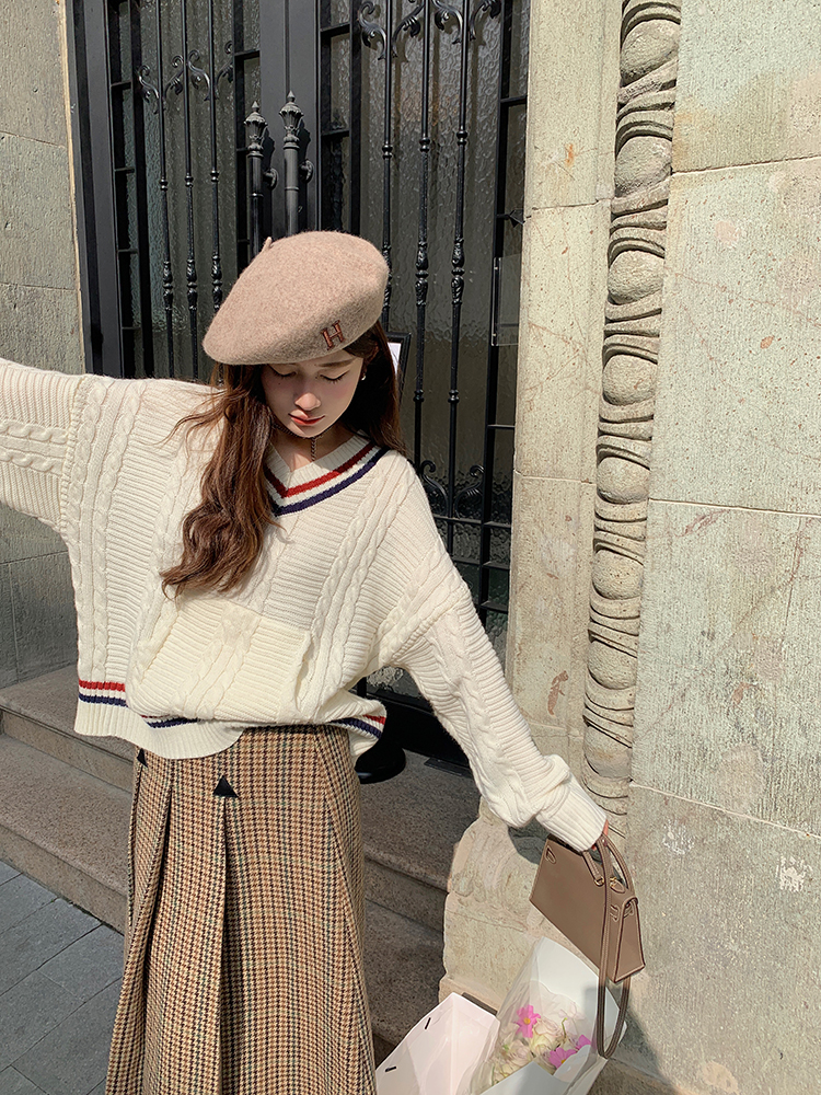 tb女孩的连帽针织毛衣