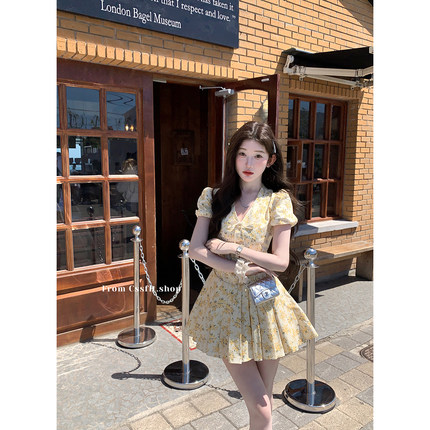 迟伞伞 小花神 house纯棉淡黄碎花v领系带收腰百褶连衣裙女夏季
