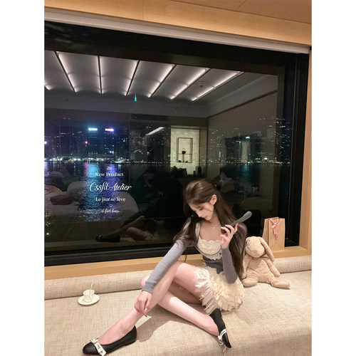 迟伞伞蕾丝拼接针织上衣蛋糕短裙