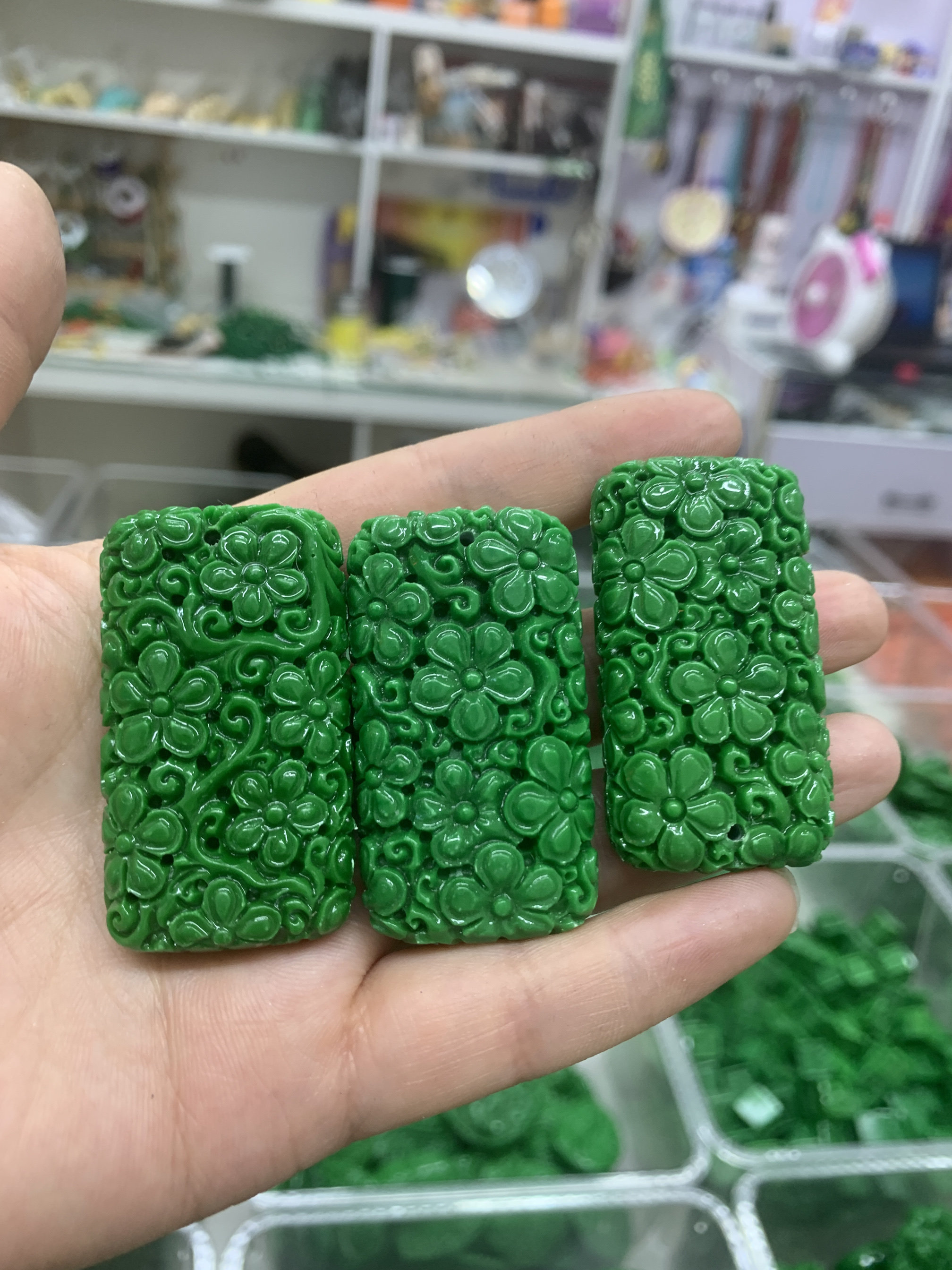 翡翠玉干青梅花方形路路通玉石散珠祖母绿饰品吊坠方牌