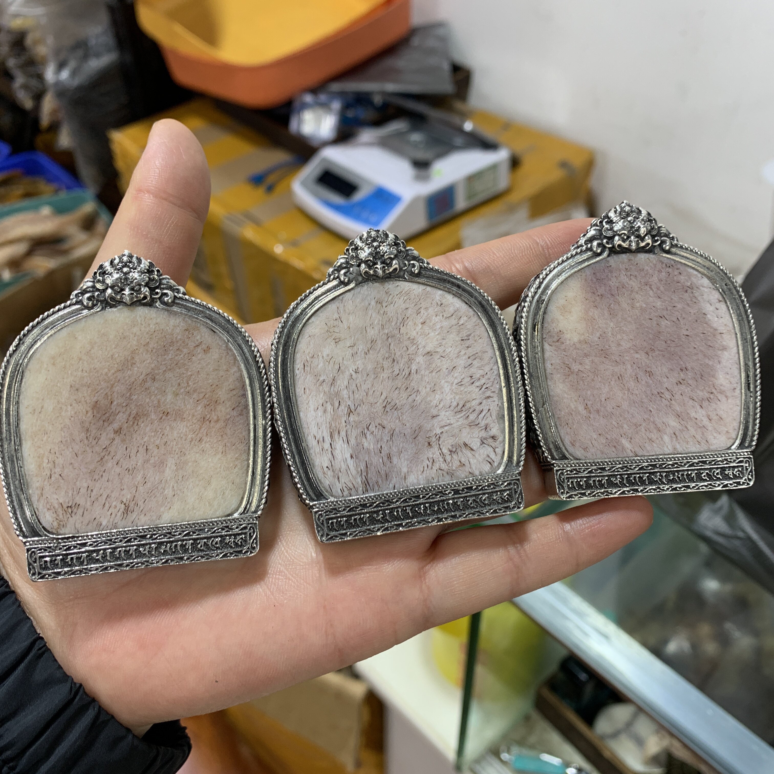 新品三界牌梅花鹿头骨三界牌子沁血鹿头盖骨雕刻原料无事牌吊坠