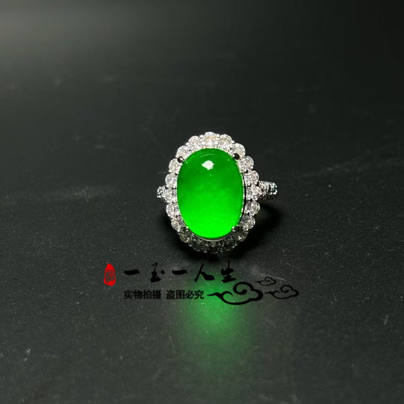 缅甸翡翠冰种满绿镶嵌蛋面玉戒指
