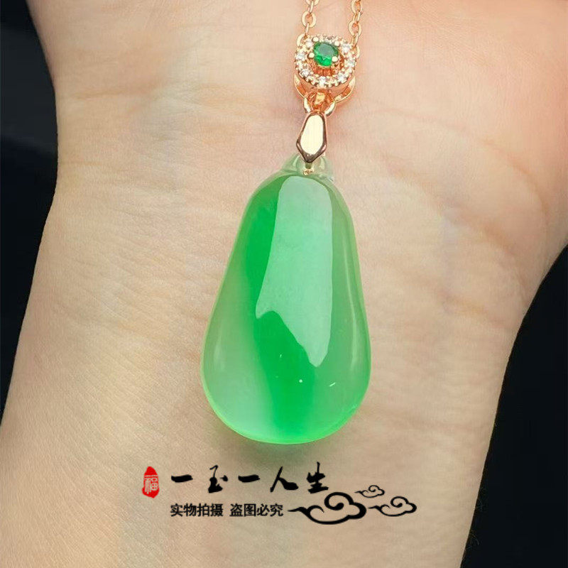 天然缅甸翡翠冰种飘绿福瓜玉吊坠