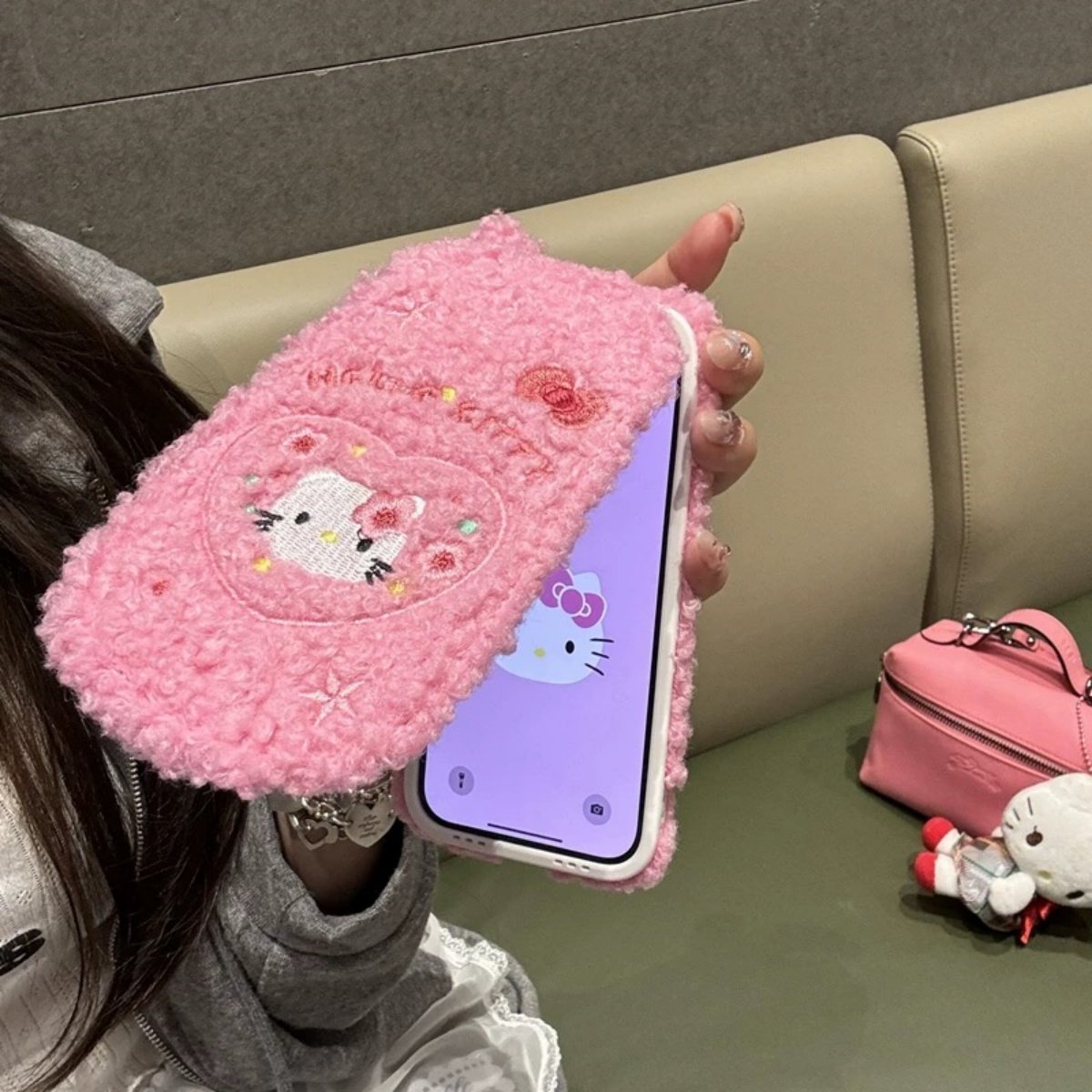 粉绒布翻盖镜面绣爱心KT猫适用苹果15promax新款14pro手机保护套iPhone16promax个性创意ihone12全包女款,3C数码配件,手机保护套/壳,淘宝优惠券,粉丝福利购,淘宝优惠卷