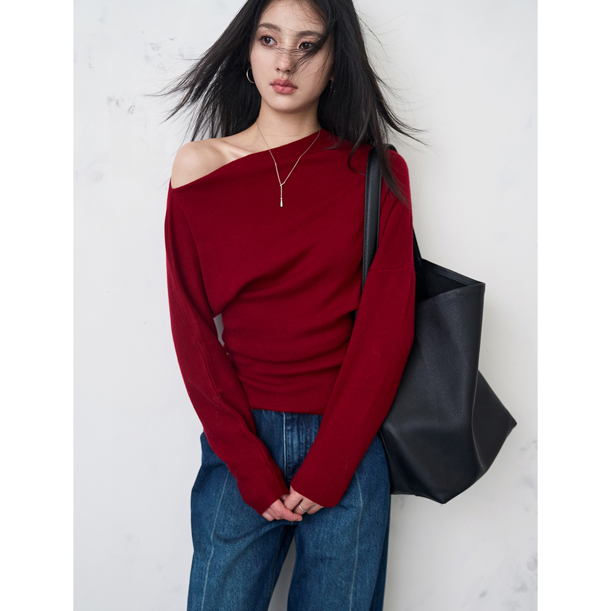 设计感红色一字肩毛衣