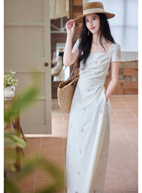 贰羊设计【允初】法式设计感1oo棉绣花连衣裙女方领抽绳收腰裙子