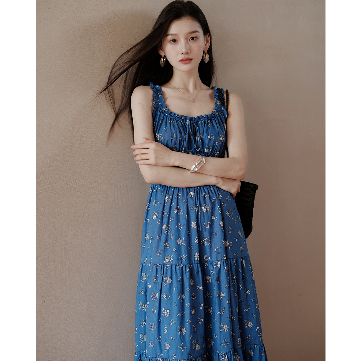 复古克莱因蓝显白碎花度假连衣裙