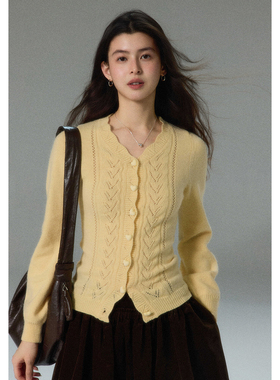 贰羊设计【雪芙】V领黄色针织开衫女秋修身舒适温柔显白软糯毛衣