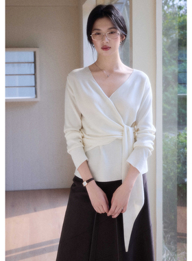 贰羊设计【汐照】一衣两穿100莱赛尔v领针织衫女白色亲肤抗皱上衣