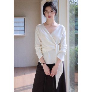 女白色亲肤抗皱上衣 一衣两穿100莱赛尔v领针织衫 贰羊设计 汐照