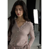 贰羊设计 V领镂空花边毛衣女秋冬收腰柔软慵懒风针织上衣 念曦