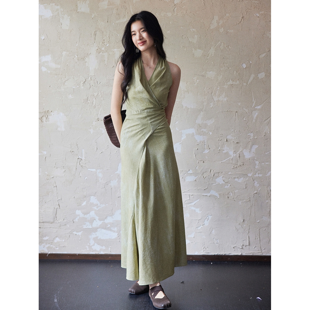 高级设计感绿色挂脖连衣裙