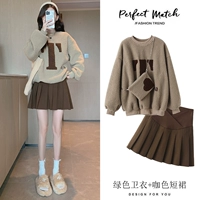 Зеленая толстовка, цветная мини-юбка