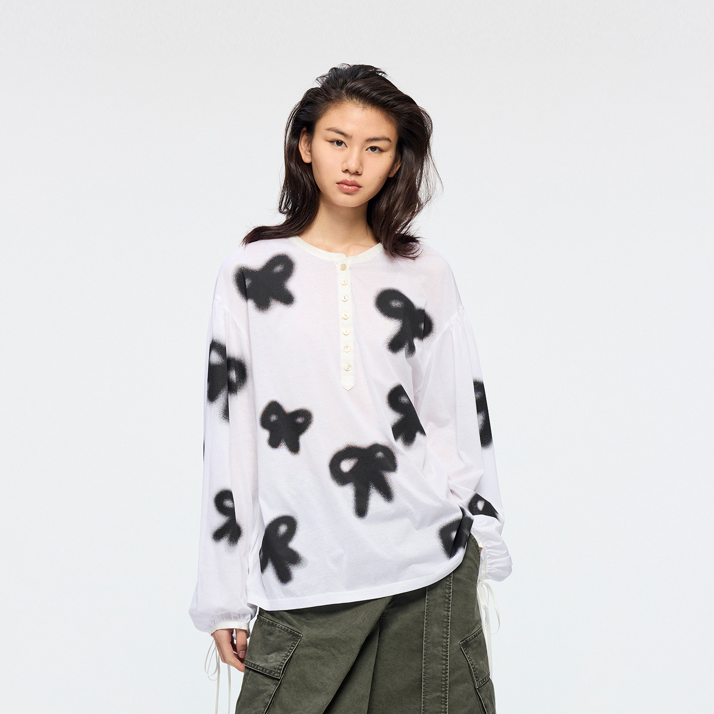 UOOYAA/乌丫2026春季新款「奇幻都市」涂鸦蝴蝶结亨利领长袖T恤