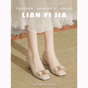 【恋伊佳】蝴蝶结粗跟单鞋秋冬款漆皮浅色方头中跟高跟鞋面试通勤