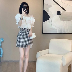 佐韩女装法式一字肩上衣女高级感短款辣妹露肩泡泡袖上衣千鸟格