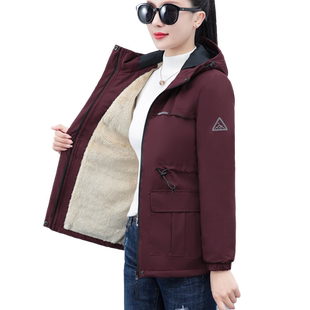 羊羔毛绒冲锋衣女士短款外套女大码加绒加厚妈妈2024年春秋冬棉服