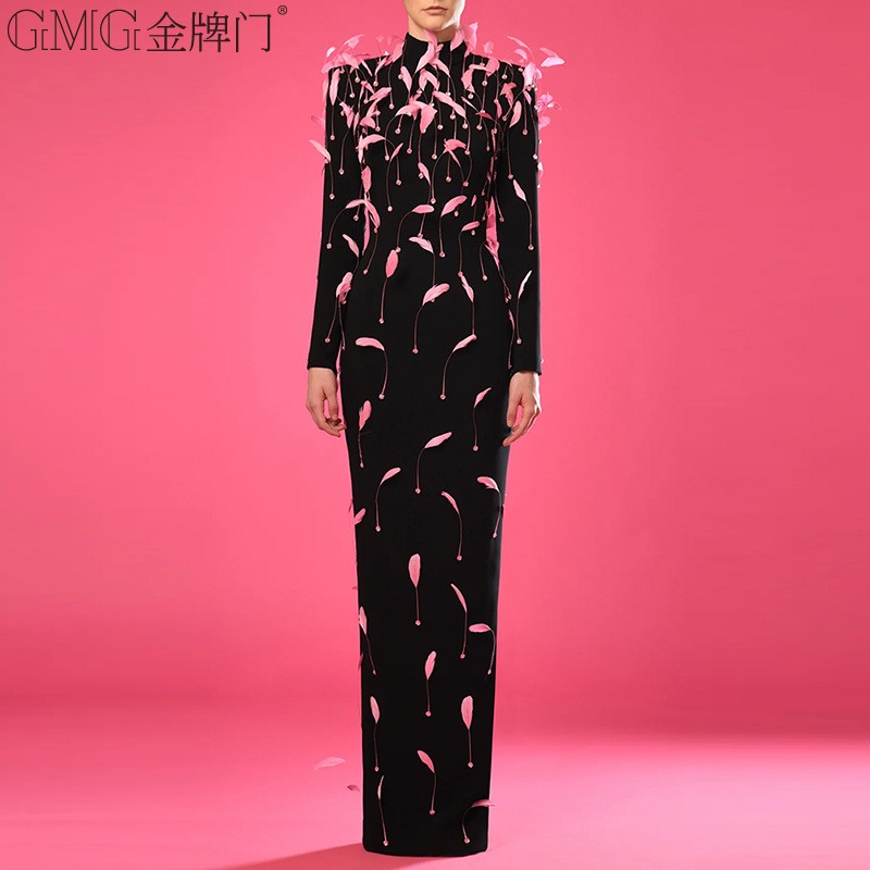 现货2025新款欧美明星款主持人晚礼服粉色羽毛装饰露背长裙连衣裙