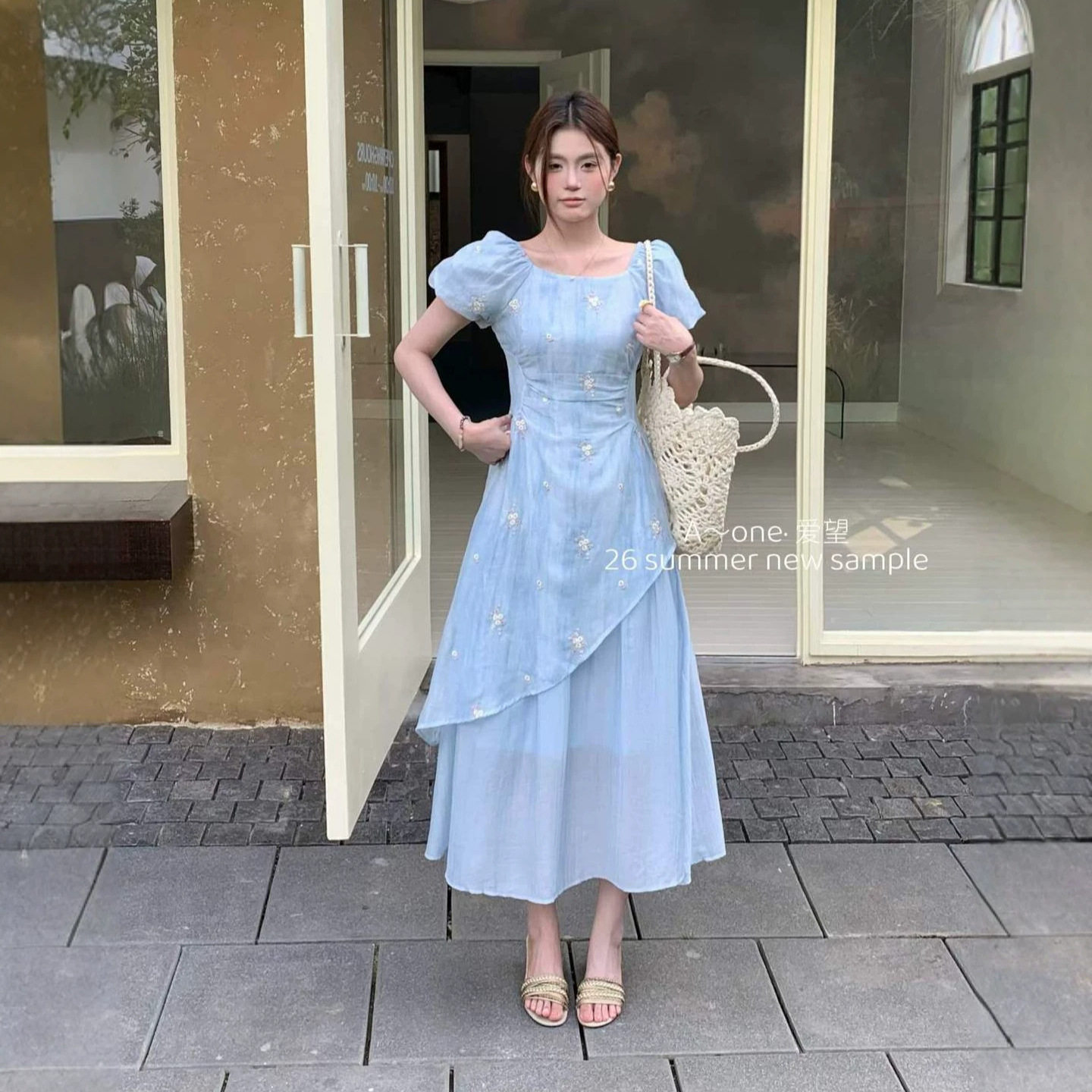 2026夏季法式气质泡泡袖碎花刺绣不规则收腰显瘦度假仙女裙连衣裙