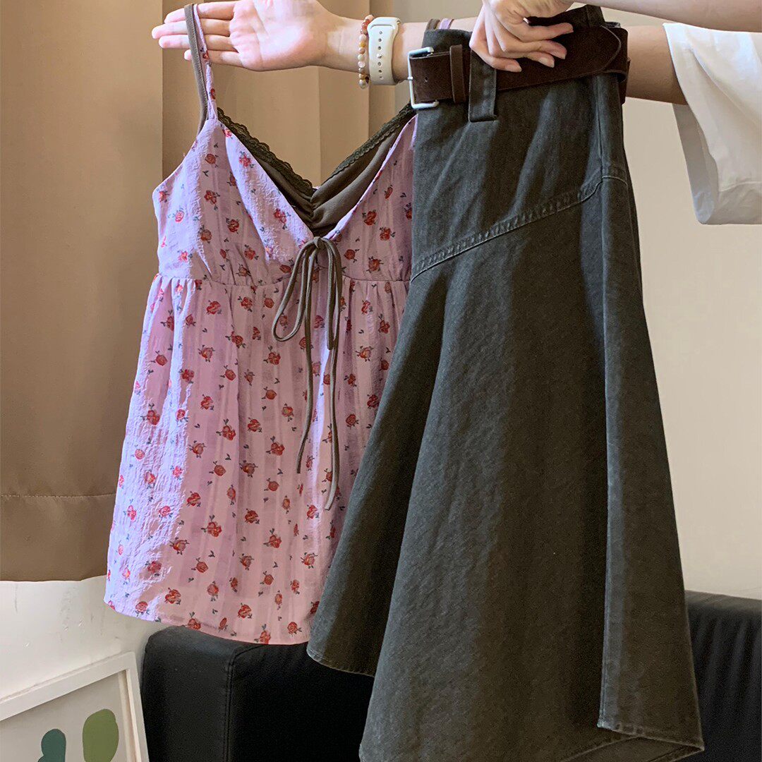 夏天穿搭一整套学院风减龄套装女假两件碎花吊带牛仔半身裙两件套