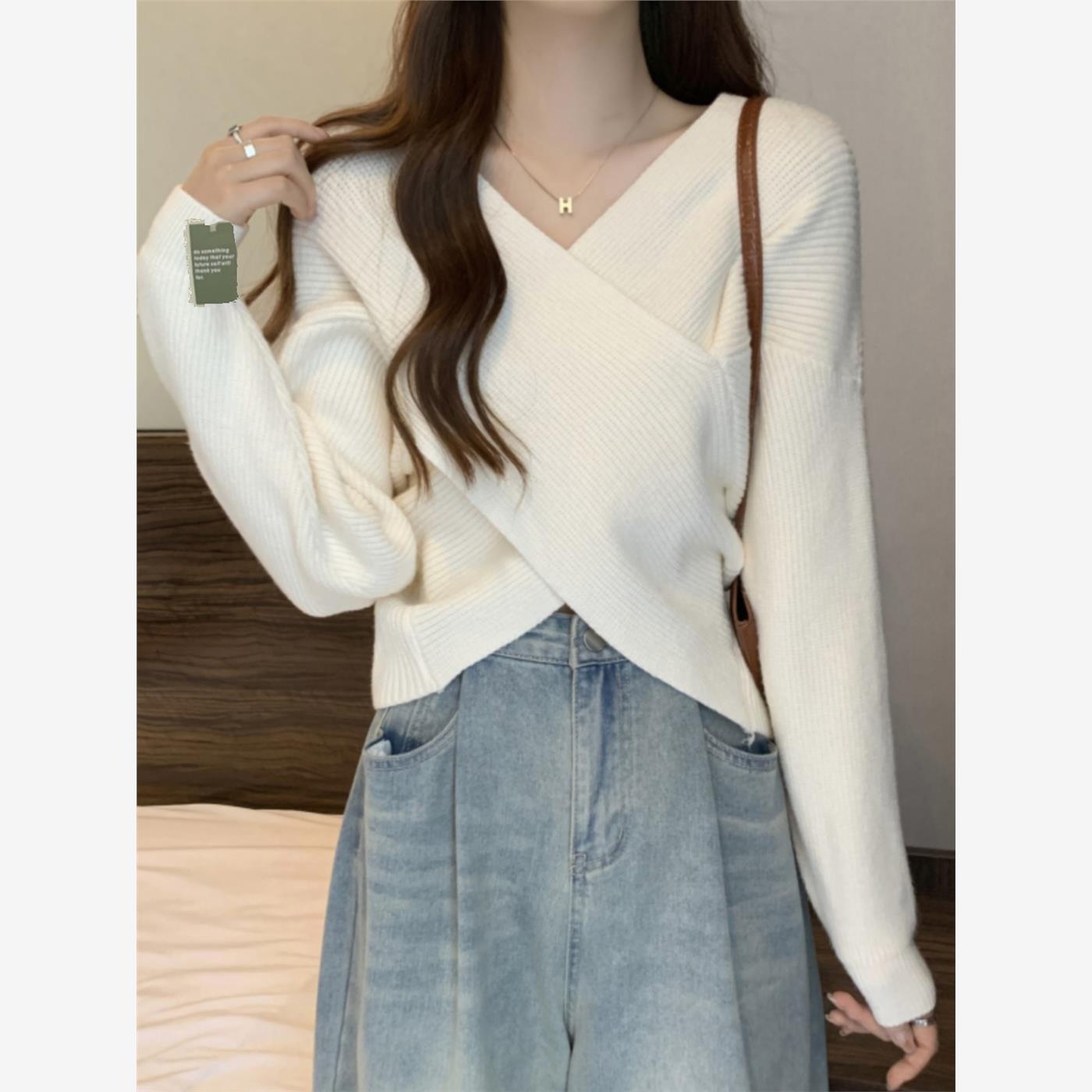白色不对称V领针织女式下摆衬衫，秋季短外套配修身毛衣和小上衣